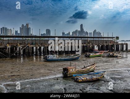 Der Hafen und die Skyline von Panama City Stockfoto