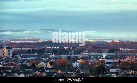 Glasgow, Schottland, Großbritannien. Februar 2024. Wetter in Großbritannien: Sonniger Start als Nebel über dem Flughafen Glasgow südlich der Stadt. Credit Gerard Ferry/Alamy Live News Stockfoto