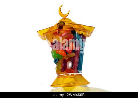 Ramadan Laterne fanous Lampe mit verschiedenen Gummibonbons, Gummies, Gummibonbons, Gummibonbons, Gummibonbons oder Gelee-Bonbons, Kaubonbons auf Gelatinebasis. Gummigummi s Stockfoto