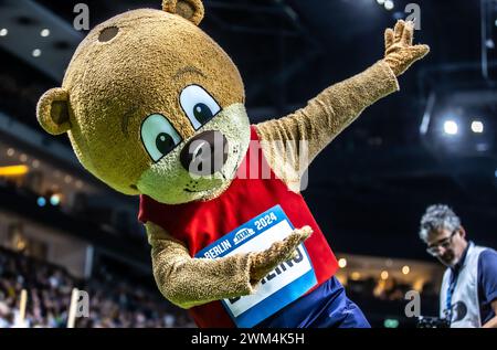 Berlin, Deutschland. Februar 2024. Leichtathletik: Istaf Indoor, Mercedes-Benz Arena. Maskottchen Berlino jubelt den Zuschauern zu. Darlegung: Andreas Gora/dpa/Alamy Live News Stockfoto