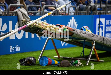 Berlin, Deutschland. Februar 2024. Leichtathletik: Istaf Indoor, Stabhochsprung für Männer, Mercedes-Benz Arena. Die Stangen sind bereit für den Wettbewerb. Darlegung: Andreas Gora/dpa/Alamy Live News Stockfoto