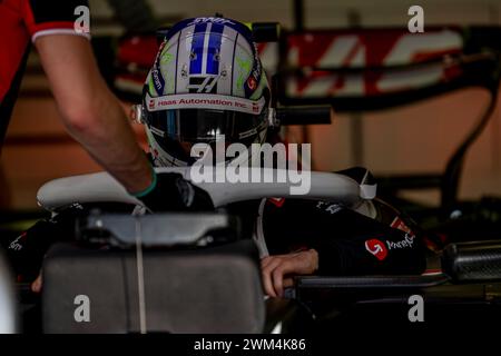 Sakhir, Bahrain, 23. Februar, Nico Hulkenberg, aus Deutschland, tritt für Haas F1 an. Wintertests, die Wintertests der Formel-1-Meisterschaft 2024. Quelle: Michael Potts/Alamy Live News Stockfoto