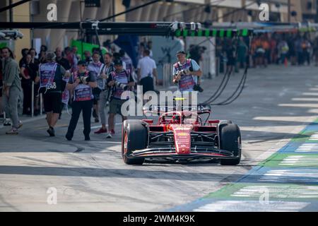 Sakhir, Bahrain, 23. Februar, Carlos Sainz, aus Spanien, tritt für Ferrari an. Wintertests, die Wintertests der Formel-1-Meisterschaft 2024. Quelle: Michael Potts/Alamy Live News Stockfoto