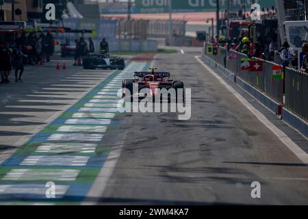 Sakhir, Bahrain, 23. Februar, Carlos Sainz, aus Spanien, tritt für Ferrari an. Wintertests, die Wintertests der Formel-1-Meisterschaft 2024. Quelle: Michael Potts/Alamy Live News Stockfoto