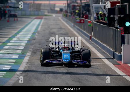Sakhir, Bahrain, 23. Februar, Esteban Ocon, aus Frankreich, tritt für Alpine an. Wintertests, die Wintertests der Formel-1-Meisterschaft 2024. Quelle: Michael Potts/Alamy Live News Stockfoto