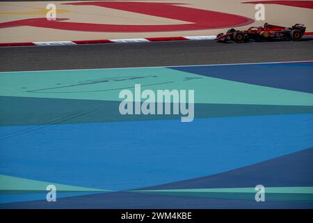 Sakhir, Bahrain, 23. Februar, Carlos Sainz, aus Spanien, tritt für Ferrari an. Wintertests, die Wintertests der Formel-1-Meisterschaft 2024. Quelle: Michael Potts/Alamy Live News Stockfoto