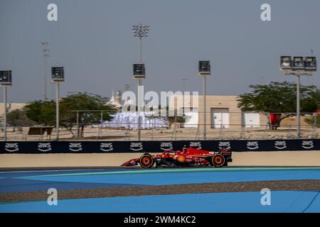 Sakhir, Bahrain, 23. Februar, Carlos Sainz, aus Spanien, tritt für Ferrari an. Wintertests, die Wintertests der Formel-1-Meisterschaft 2024. Quelle: Michael Potts/Alamy Live News Stockfoto