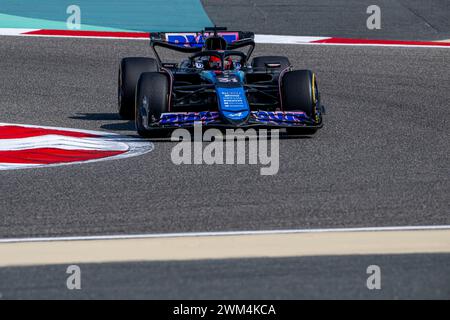 Sakhir, Bahrain, 23. Februar, Esteban Ocon, aus Frankreich, tritt für Alpine an. Wintertests, die Wintertests der Formel-1-Meisterschaft 2024. Quelle: Michael Potts/Alamy Live News Stockfoto