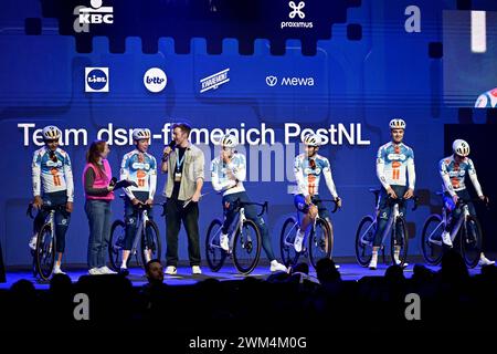 Gent, Belgien. Februar 2024. Team DSM-Firmenich PostNL fährt die 79. Auflage des eintägigen Radrennens der Herren Omloop Het Nieuwsblad (UCI World Tour), 202 km von Gent nach Ninove, Samstag, den 24. Februar 2024. BELGA FOTO DIRK WAEM Credit: Belga News Agency/Alamy Live News Stockfoto