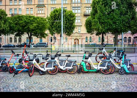 stockholm, schweden, 01 aug 2023, Leihfahrräder und Motorroller *** stockholm, schweden, 01 aug 2023, Mietfahrräder und Mopeds Copyright: XWolfgangxSimlingerx Stockfoto