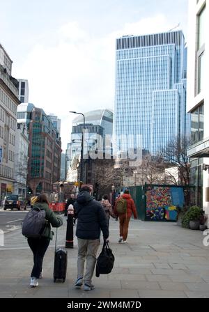 Gemischte Architekturstile, Aldgate High Street, Aldgate. City of London, London, Großbritannien. Moderne Hochhäuser mit älteren Appartementblöcken. Stockfoto