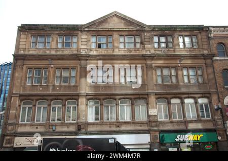 Altmodischer Mietblock; Aldgate High Street; Aldgate, Spitalfields, London, UK Stockfoto