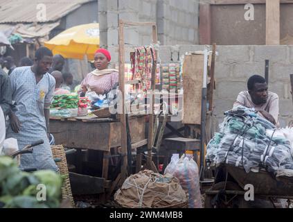 Frau an einem Marktstand in Jos, 06.02.2024. Jos Nigeria *** Frau an einem Marktstand in Jos, 06 02 2024 Jos Nigeria Copyright: XUtexGrabowsky/Photothe Stockfoto