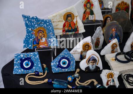 Melbourne, Australien. Februar 2024. Ein Marktstand verkauft Waren, die mit griechischer Kultur angereichert sind. Das Antipodes Festival in Melbourne ist das größte fest der griechischen Kultur in Australien. Das zweitägige Festival bietet kulturelle Darbietungen, traditionelle griechische Tänze, Live-Musik und authentische griechische Küche von lokalen Anbietern. Quelle: SOPA Images Limited/Alamy Live News Stockfoto