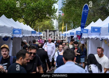 Melbourne, Australien. Februar 2024. Die Straße ist voll mit Ständen im griechischen Stil, die eine lebhafte Menschenmenge anlocken. Das Antipodes Festival in Melbourne ist das größte fest der griechischen Kultur in Australien. Das zweitägige Festival bietet kulturelle Darbietungen, traditionelle griechische Tänze, Live-Musik und authentische griechische Küche von lokalen Anbietern. Quelle: SOPA Images Limited/Alamy Live News Stockfoto
