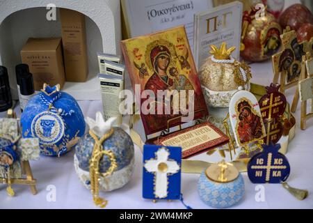 Melbourne, Australien. Februar 2024. Ein Marktstand verkauft Waren, die mit griechischer Kultur angereichert sind. Das Antipodes Festival in Melbourne ist das größte fest der griechischen Kultur in Australien. Das zweitägige Festival bietet kulturelle Darbietungen, traditionelle griechische Tänze, Live-Musik und authentische griechische Küche von lokalen Anbietern. Quelle: SOPA Images Limited/Alamy Live News Stockfoto