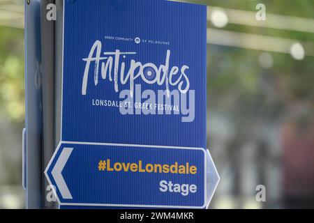 Melbourne, Australien. Februar 2024. Ein Antipodes-Festival-Schild auf der Straße. Das Antipodes Festival in Melbourne ist das größte fest der griechischen Kultur in Australien. Das zweitägige Festival bietet kulturelle Darbietungen, traditionelle griechische Tänze, Live-Musik und authentische griechische Küche von lokalen Anbietern. Quelle: SOPA Images Limited/Alamy Live News Stockfoto