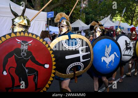 Melbourne, Australien. Februar 2024. Fünf Mitglieder der Gruppe „Ancient Greek Living History Reenactment“, verkleidet als antike griechische Soldaten, die auf der Straße marschieren. Das Antipodes Festival in Melbourne ist das größte fest der griechischen Kultur in Australien. Das zweitägige Festival bietet kulturelle Darbietungen, traditionelle griechische Tänze, Live-Musik und authentische griechische Küche von lokalen Anbietern. Quelle: SOPA Images Limited/Alamy Live News Stockfoto