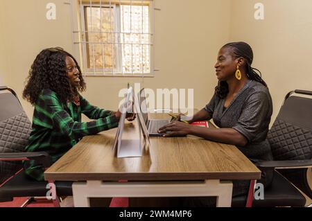 Arbeitsvermittlung im Job-Center des Berufsbildungsvorhabens SKYE, Jos, 06.02.2024. Jos Nigeria *** Stellenausschreibung im Job Center der SKYE vocati Stockfoto