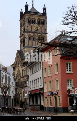 Blick auf die Altstadt mit Gasse - im Hintergrund das Quirinus Münster am Münsterplatz Neuss Altstadt Ensemble mit Quirinus Münster *** Blick auf die Altstadt mit Gasse im Hintergrund das Quirinus Münster am Münsterplatz Neuss Altstadtensemble mit Quirinus Münster Stockfoto