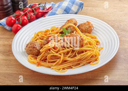 Italienische Spaghetti mit Fleischbällchen in Tomatensauce Stockfoto