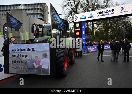 Gent, Belgien. Februar 2024. Abgebildet zu Beginn der 79. Auflage des eintägigen Radrennens Omloop Het Nieuwsblad (UCI World Tour), 202 km von Gent nach Ninove, Samstag, den 24. Februar 2024. BELGA FOTO DIRK WAEM Credit: Belga News Agency/Alamy Live News Stockfoto