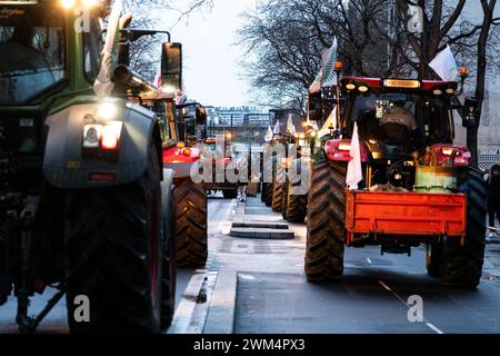 Die französischen Landwirte der Bauernverbände FNSEA und Jeunes Agriculteurs (ja) nehmen an einer Demonstration am 9. November 1989 vor der Eröffnung der 60. Internationalen Landwirtschaftsmesse (Salon de l'Agriculture) im Westen von Paris am 23. Februar 2024 Teil. In ganz Europa finden Demonstrationen statt, bei denen Landwirte niedrigere Treibstoffsteuern, bessere Preise für Produkte und eine Lockerung der EU-Umweltvorschriften fordern. In Frankreich wird eine Landwirtschaftsmesse (Salon de l'Agriculture) zu ihrer 60. Ausgabe im Messezentrum Porte de Versailles in Paris von F stattfinden Stockfoto