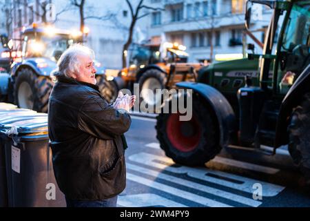 Eine Person begrüßt und gratuliert den Landwirten die französischen Landwirte der Bauerngewerkschaften FNSEA und Jeunes Agriculteurs (ja) Agriculteurs (ja) nehmen am 9. November 1989 vor der Eröffnung der 60. Internationalen Landwirtschaftsmesse (Salon de l'Agriculture) im Westen von Paris am 23. Februar an einer Demonstration Teil. 2024. In ganz Europa finden Demonstrationen statt, bei denen die Landwirte niedrigere Kraftstoffsteuern, bessere Preise für Produkte und eine Lockerung der EU-Umweltvorschriften fordern. In Frankreich wird zur 60. Ausgabe in der Porte de eine Landwirtschaftsmesse (Salon de l'Agriculture) stattfinden Stockfoto