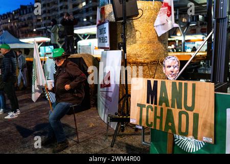 Die französischen Landwirte der Bauernverbände FNSEA und Jeunes Agriculteurs (ja) nehmen an einer Demonstration am 9. November 1989 vor der Eröffnung der 60. Internationalen Landwirtschaftsmesse (Salon de l'Agriculture) im Westen von Paris am 23. Februar 2024 Teil. In ganz Europa finden Demonstrationen statt, bei denen Landwirte niedrigere Treibstoffsteuern, bessere Preise für Produkte und eine Lockerung der EU-Umweltvorschriften fordern. In Frankreich wird eine Landwirtschaftsmesse (Salon de l'Agriculture) zu ihrer 60. Ausgabe im Messezentrum Porte de Versailles in Paris von F stattfinden Stockfoto