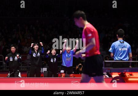 Busan, Südkorea. Februar 2024. Südkoreanische Spieler feiern im Halbfinale der Männer zwischen China und Südkorea beim Finale der ITTF World Team Table Tennis Championships Busan 2024 in Busan, Südkorea, 24. Februar 2024. Quelle: Tao Xiyi/Xinhua/Alamy Live News Stockfoto