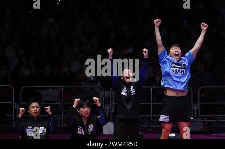 Busan, Südkorea. Februar 2024. Südkoreanische Spieler feiern im Halbfinale der Männer zwischen China und Südkorea beim Finale der ITTF World Team Table Tennis Championships Busan 2024 in Busan, Südkorea, 24. Februar 2024. Quelle: Tao Xiyi/Xinhua/Alamy Live News Stockfoto