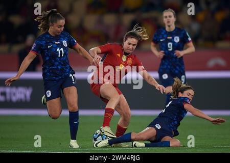 Sevilla, Spanien. Februar 2024. Mariona Caldentey (C) aus Spanien bricht beim Halbfinalspiel der UEFA Women's Nations League 2024 zwischen Spanien und den Niederlanden am 23. Februar 2024 in Sevilla durch. Quelle: Pablo Morano/Xinhua/Alamy Live News Stockfoto