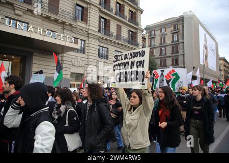 23. Februar 2024, Neapel, Kampanien/Neapel, Italien: Demonstration organisiert von rete Napoli per la Palestina, Centro Culturale Handala Ali, Studentenwerk für Palästina, um den Völkermord am palästinensischen Volk durch Israel nach den Angriffen der Hamas vom 7. Oktober 2023 auf israelischem Gebiet zu stoppen. Seit Beginn der Offensive, die Israel in Palästina operiert, sind mehr als 4 Monate vergangen, und bis heute wurden mehr als 30.000 Palästinenser getötet, Israel hat nichts und niemanden verschont: Frauen, Kinder, Beschäftigte im Gesundheitswesen, Journalisten. (Bild: © Pasquale Senatore/Pacific Stockfoto