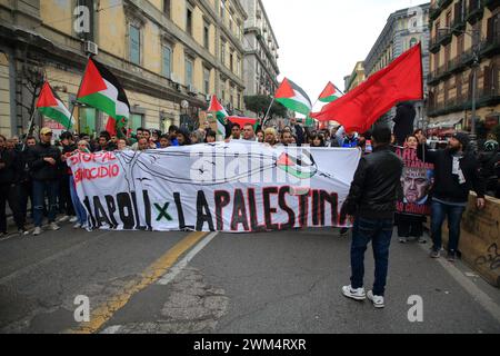 23. Februar 2024, Neapel, Kampanien/Neapel, Italien: Demonstration organisiert von rete Napoli per la Palestina, Centro Culturale Handala Ali, Studentenwerk für Palästina, um den Völkermord am palästinensischen Volk durch Israel nach den Angriffen der Hamas vom 7. Oktober 2023 auf israelischem Gebiet zu stoppen. Seit Beginn der Offensive, die Israel in Palästina operiert, sind mehr als 4 Monate vergangen, und bis heute wurden mehr als 30.000 Palästinenser getötet, Israel hat nichts und niemanden verschont: Frauen, Kinder, Beschäftigte im Gesundheitswesen, Journalisten. (Bild: © Pasquale Senatore/Pacific Stockfoto