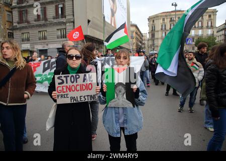 23. Februar 2024, Neapel, Kampanien/Neapel, Italien: Demonstration organisiert von rete Napoli per la Palestina, Centro Culturale Handala Ali, Studentenwerk für Palästina, um den Völkermord am palästinensischen Volk durch Israel nach den Angriffen der Hamas vom 7. Oktober 2023 auf israelischem Gebiet zu stoppen. Seit Beginn der Offensive, die Israel in Palästina operiert, sind mehr als 4 Monate vergangen, und bis heute wurden mehr als 30.000 Palästinenser getötet, Israel hat nichts und niemanden verschont: Frauen, Kinder, Beschäftigte im Gesundheitswesen, Journalisten. (Bild: © Pasquale Senatore/Pacific Stockfoto