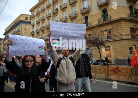 23. Februar 2024, Neapel, Kampanien/Neapel, Italien: Demonstration organisiert von rete Napoli per la Palestina, Centro Culturale Handala Ali, Studentenwerk für Palästina, um den Völkermord am palästinensischen Volk durch Israel nach den Angriffen der Hamas vom 7. Oktober 2023 auf israelischem Gebiet zu stoppen. Seit Beginn der Offensive, die Israel in Palästina operiert, sind mehr als 4 Monate vergangen, und bis heute wurden mehr als 30.000 Palästinenser getötet, Israel hat nichts und niemanden verschont: Frauen, Kinder, Beschäftigte im Gesundheitswesen, Journalisten. (Bild: © Pasquale Senatore/Pacific Stockfoto