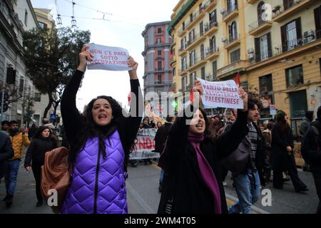 23. Februar 2024, Neapel, Kampanien/Neapel, Italien: Demonstration organisiert von rete Napoli per la Palestina, Centro Culturale Handala Ali, Studentenwerk für Palästina, um den Völkermord am palästinensischen Volk durch Israel nach den Angriffen der Hamas vom 7. Oktober 2023 auf israelischem Gebiet zu stoppen. Seit Beginn der Offensive, die Israel in Palästina operiert, sind mehr als 4 Monate vergangen, und bis heute wurden mehr als 30.000 Palästinenser getötet, Israel hat nichts und niemanden verschont: Frauen, Kinder, Beschäftigte im Gesundheitswesen, Journalisten. (Bild: © Pasquale Senatore/Pacific Stockfoto