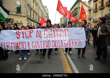 23. Februar 2024, Neapel, Kampanien/Neapel, Italien: Demonstration organisiert von rete Napoli per la Palestina, Centro Culturale Handala Ali, Studentenwerk für Palästina, um den Völkermord am palästinensischen Volk durch Israel nach den Angriffen der Hamas vom 7. Oktober 2023 auf israelischem Gebiet zu stoppen. Seit Beginn der Offensive, die Israel in Palästina operiert, sind mehr als 4 Monate vergangen, und bis heute wurden mehr als 30.000 Palästinenser getötet, Israel hat nichts und niemanden verschont: Frauen, Kinder, Beschäftigte im Gesundheitswesen, Journalisten. (Bild: © Pasquale Senatore/Pacific Stockfoto