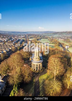 Aus der Vogelperspektive auf die reformierte Kirche Saltaire United und das Dorf Saltsire, das zum UNESCO-Weltkulturerbe in West Yorkshire gehört. Blauer Himmel, vertikale Aufnahme von Yorkshire Dorf und Kirche. Stockfoto