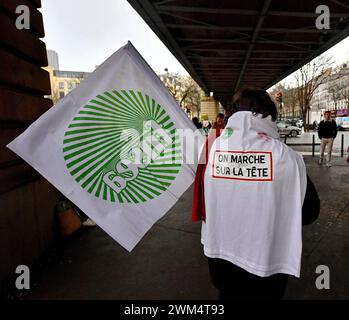 Paris, Frankreich. Februar 2024. Bauerndemonstration am Vorabend der Eröffnung der Internationalen Landwirtschaftsmesse 2024 in Paris, Frankreich, am 23. Februar 2024. Foto: Karim Ait Adjedjou/ABACAPRESS.COM Credit: Abaca Press/Alamy Live News Stockfoto