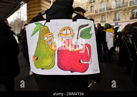 Paris, Frankreich. Februar 2024. Bauerndemonstration am Vorabend der Eröffnung der Internationalen Landwirtschaftsmesse 2024 in Paris, Frankreich, am 23. Februar 2024. Foto: Karim Ait Adjedjou/ABACAPRESS.COM Credit: Abaca Press/Alamy Live News Stockfoto