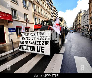 Paris, Frankreich. Februar 2024. Bauerndemonstration am Vorabend der Eröffnung der Internationalen Landwirtschaftsmesse 2024 in Paris, Frankreich, am 23. Februar 2024. Foto: Karim Ait Adjedjou/ABACAPRESS.COM Credit: Abaca Press/Alamy Live News Stockfoto
