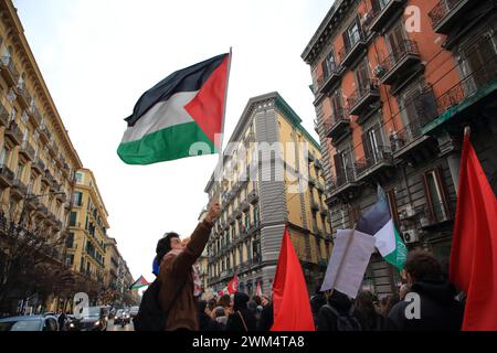 23. Februar 2024, Neapel, Kampanien/Neapel, Italien: Demonstration organisiert von rete Napoli per la Palestina, Centro Culturale Handala Ali, Studentenwerk für Palästina, um den Völkermord am palästinensischen Volk durch Israel nach den Angriffen der Hamas vom 7. Oktober 2023 auf israelischem Gebiet zu stoppen. Seit Beginn der Offensive, die Israel in Palästina operiert, sind mehr als 4 Monate vergangen, und bis heute wurden mehr als 30.000 Palästinenser getötet, Israel hat nichts und niemanden verschont: Frauen, Kinder, Beschäftigte im Gesundheitswesen, Journalisten. (Bild: © Pasquale Senatore/Pacific Stockfoto