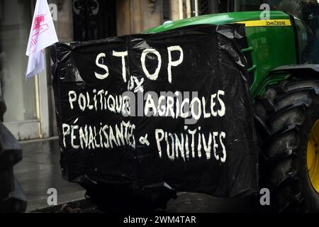 Paris, Frankreich. Februar 2024. Bauerndemonstration am Vorabend der Eröffnung der Internationalen Landwirtschaftsmesse 2024 in Paris, Frankreich, am 23. Februar 2024. Foto: Karim Ait Adjedjou/ABACAPRESS.COM Credit: Abaca Press/Alamy Live News Stockfoto