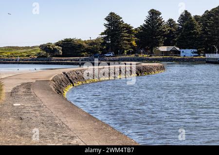 Der Kasueway, der am 2. Oktober 2023 zum Griffiths Island Lighthouse in Port Fairy Victoria Australia führt Stockfoto