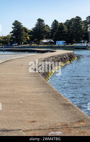 Der Kasueway, der am 2. Oktober 2023 zum Griffiths Island Lighthouse in Port Fairy Victoria Australia führt Stockfoto