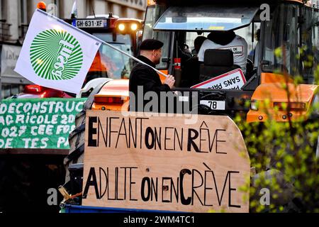 Paris, Frankreich. Februar 2024. Bauerndemonstration am Vorabend der Eröffnung der Internationalen Landwirtschaftsmesse 2024 in Paris, Frankreich, am 23. Februar 2024. Foto: Karim Ait Adjedjou/ABACAPRESS.COM Credit: Abaca Press/Alamy Live News Stockfoto