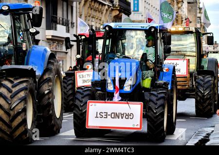 Paris, Frankreich. Februar 2024. Bauerndemonstration am Vorabend der Eröffnung der Internationalen Landwirtschaftsmesse 2024 in Paris, Frankreich, am 23. Februar 2024. Foto: Karim Ait Adjedjou/ABACAPRESS.COM Credit: Abaca Press/Alamy Live News Stockfoto