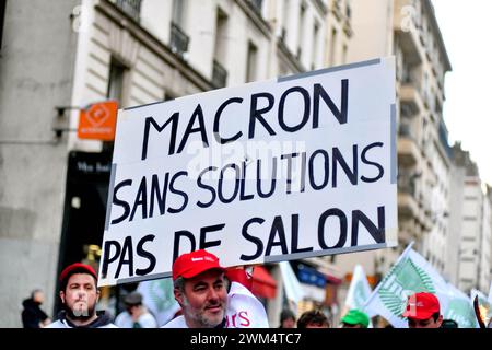 Paris, Frankreich. Februar 2024. Bauerndemonstration am Vorabend der Eröffnung der Internationalen Landwirtschaftsmesse 2024 in Paris, Frankreich, am 23. Februar 2024. Foto: Karim Ait Adjedjou/ABACAPRESS.COM Credit: Abaca Press/Alamy Live News Stockfoto
