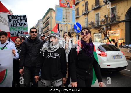 23. Februar 2024, Neapel, Kampanien/Neapel, Italien: Demonstration organisiert von rete Napoli per la Palestina, Centro Culturale Handala Ali, Studentenwerk für Palästina, um den Völkermord am palästinensischen Volk durch Israel nach den Angriffen der Hamas vom 7. Oktober 2023 auf israelischem Gebiet zu stoppen. Seit Beginn der Offensive, die Israel in Palästina operiert, sind mehr als 4 Monate vergangen, und bis heute wurden mehr als 30.000 Palästinenser getötet, Israel hat nichts und niemanden verschont: Frauen, Kinder, Beschäftigte im Gesundheitswesen, Journalisten. (Bild: © Pasquale Senatore/Pacific Stockfoto